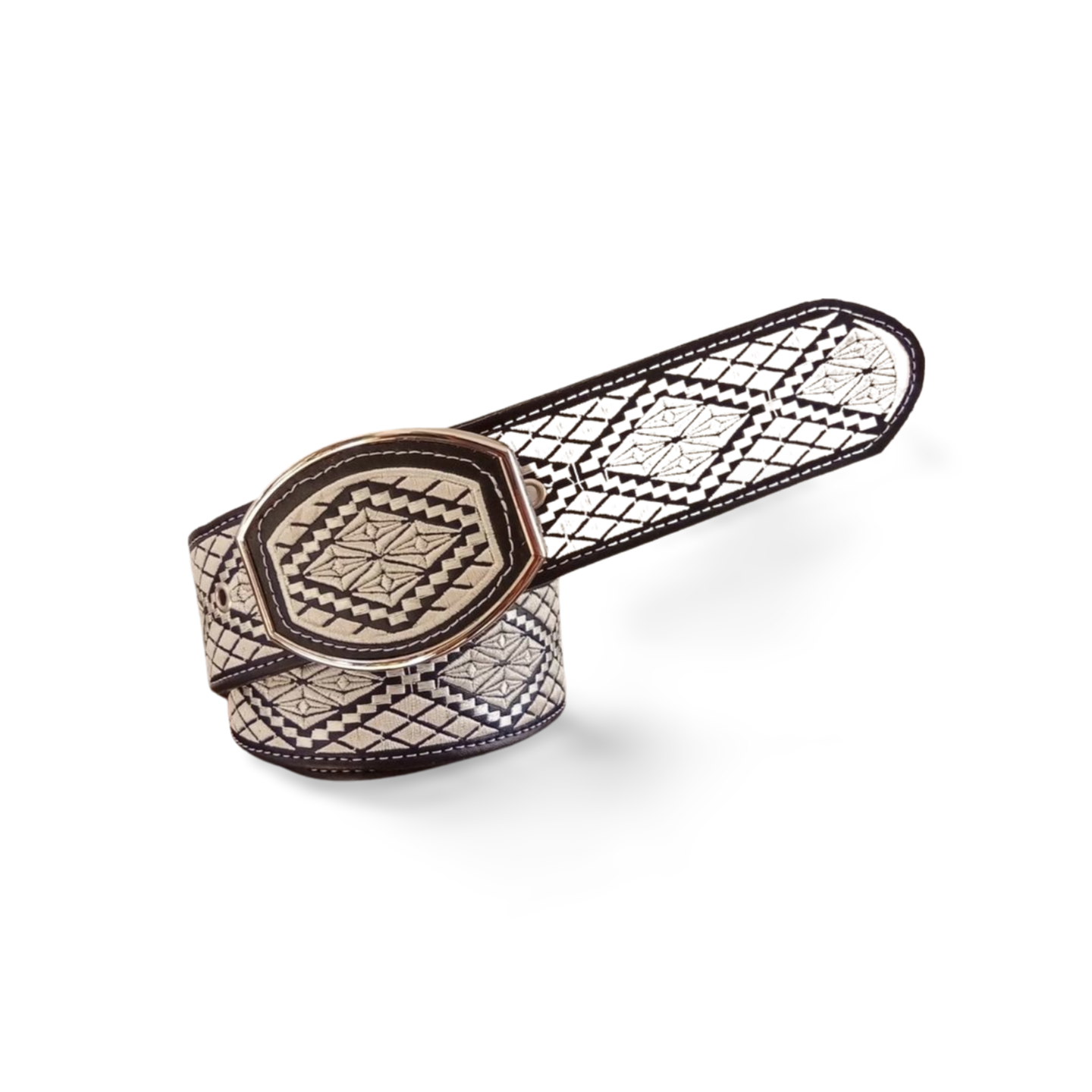 Cinturones de cuero tejidos con hilo plateado.